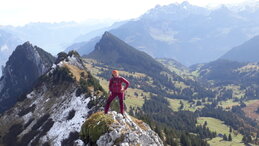 Eine Person auf dem Felsgrat