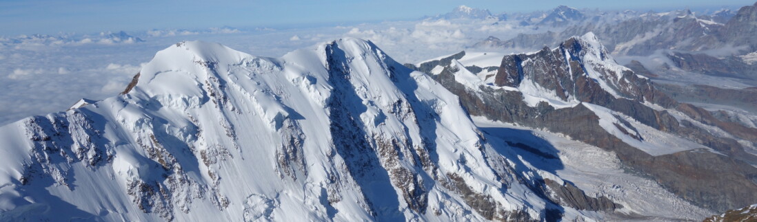 Der vergletscherte Lyskamm im Wallis von der Dufourspitze aus gesehen