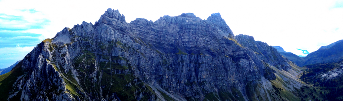 Die drei markanten Gipfel des Muertschenstocks befinden sich nebeneinander und zeichnen die Horizontlinie.