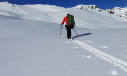 Eine Person spurt mit den Ski Richtung Marmorkamm