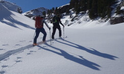 Zwei Personen im Aufstieg mit den Tourenskis