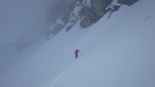 Ein Skitourengaenger in einem steilen Schneefeld an der Tinnisflue.